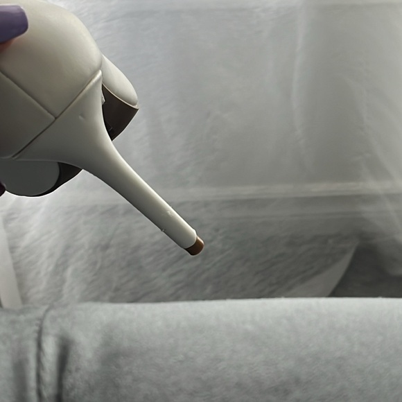 White heels by Le Chateau , size 6.5 - Picture 3 of 3